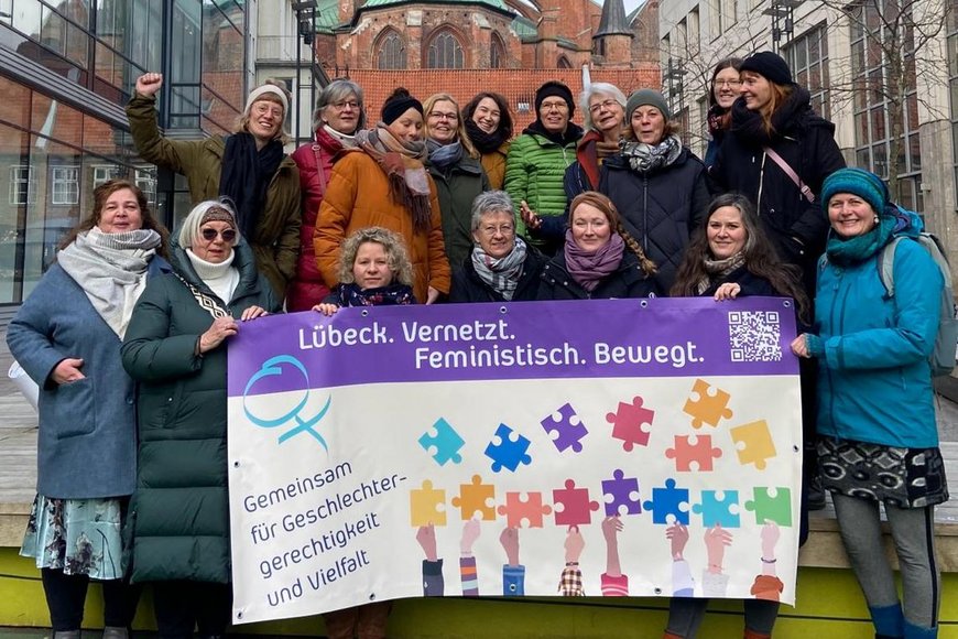 Frauen halten Banner vor sich - Copyright: Frauenbüro Lübeck