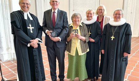 Propst Philip Graffam (von links), Kai Schröder, Hella Fabricius, Bischöfin Kirsten Fehrs, Synoden-Präses Katrin Thomas und Pröpstin Petra Kallies 