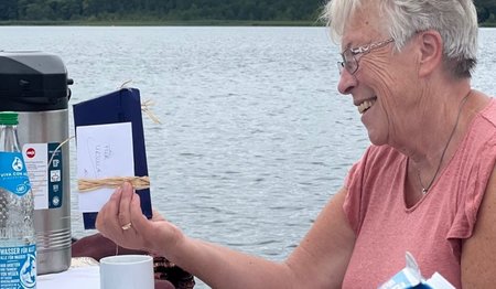 Ursula Hauser mit Geschenk in der Hand