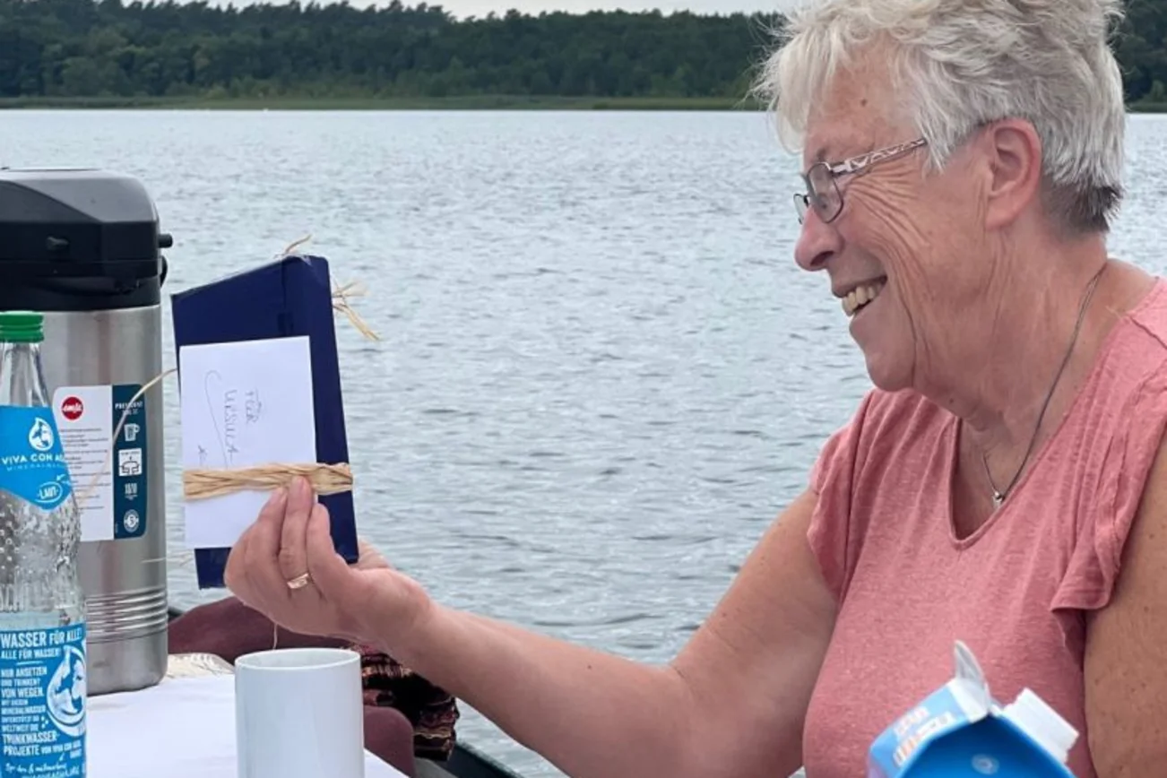 Ursula Hauser mit Geschenk in der Hand