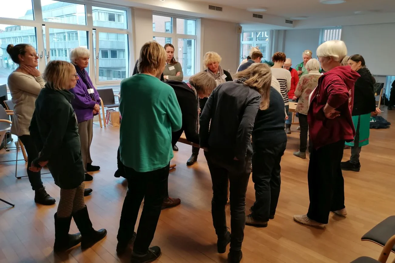 Frauen stehen im Kreis