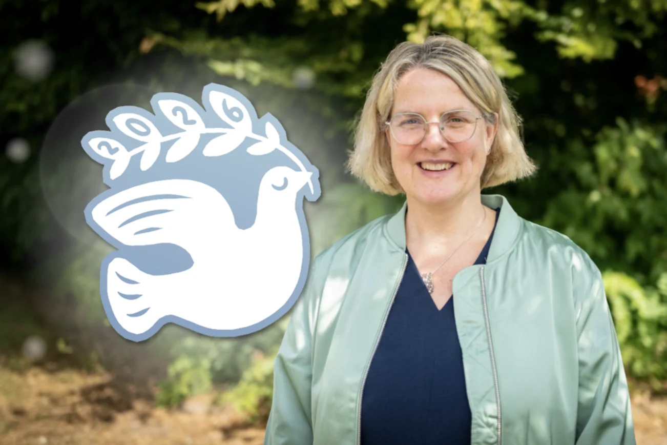 Pastorin Anne Freudenberg-Klopp und die Grafik einer Friedenstaube