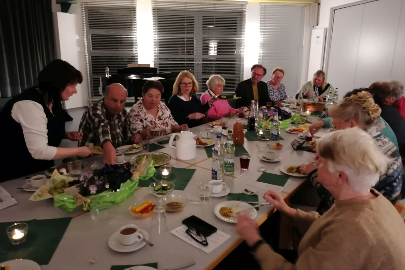 Frauen sitzen an einem reich gedeckten Tisch