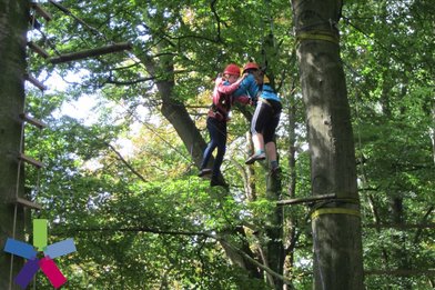 2 Kinder klettern im Hochseilgarten - Copyright: Ev. Frauenwerk