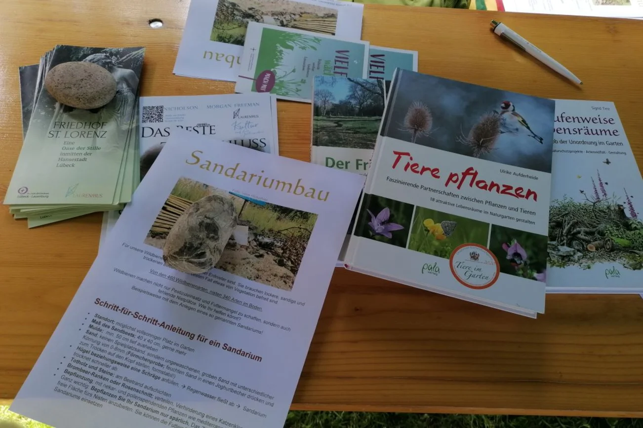 Flyer auf dem Tisch liegend