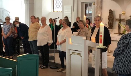 Ehrenamtliche Lydia-Frauen vor dem Altar in der St. Petri Kirche Ratzeburg