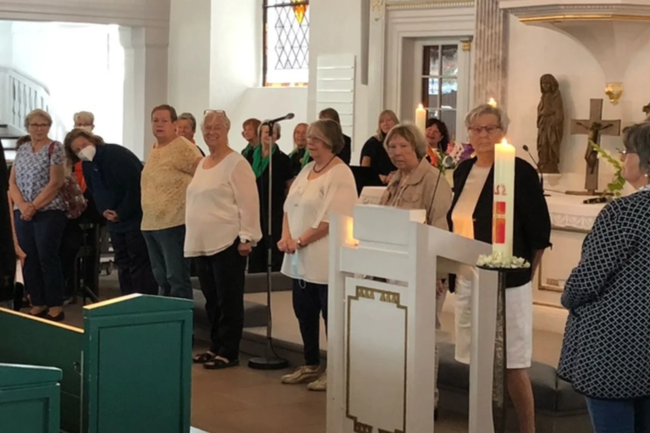 Ehrenamtliche Lydia-Frauen vor dem Altar in der St. Petri Kirche Ratzeburg