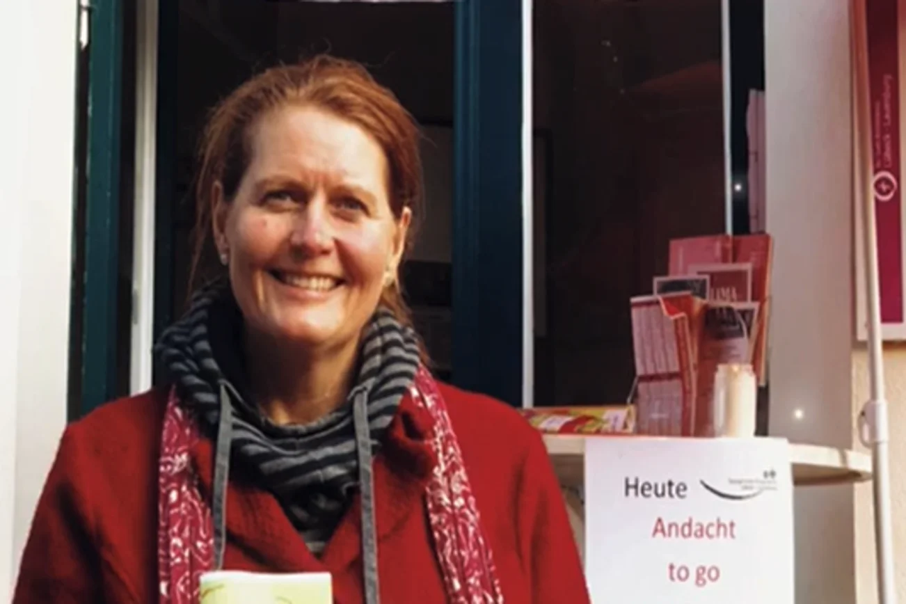 Silke Meyer mit Flyer Andacht to go