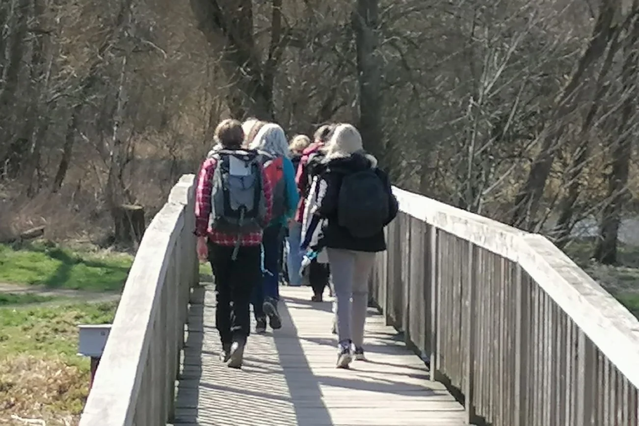 Frauen gehen über eine Brücke