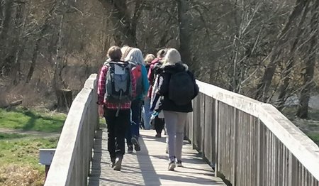 Frauen gehen über eine Brücke