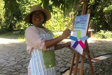 Frau malt auf einer Staffelei im Freien - Copyright: Hof Kranichmoor