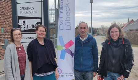 Irene Pabst, Silke Meyer, Andreas Wagner und Andrea Czichy vor dem Grenzhus in Schlagsdorf