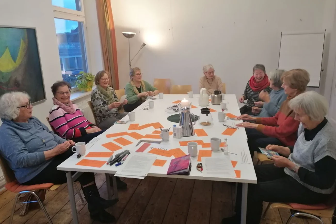 Frauen sitzen am Tisch