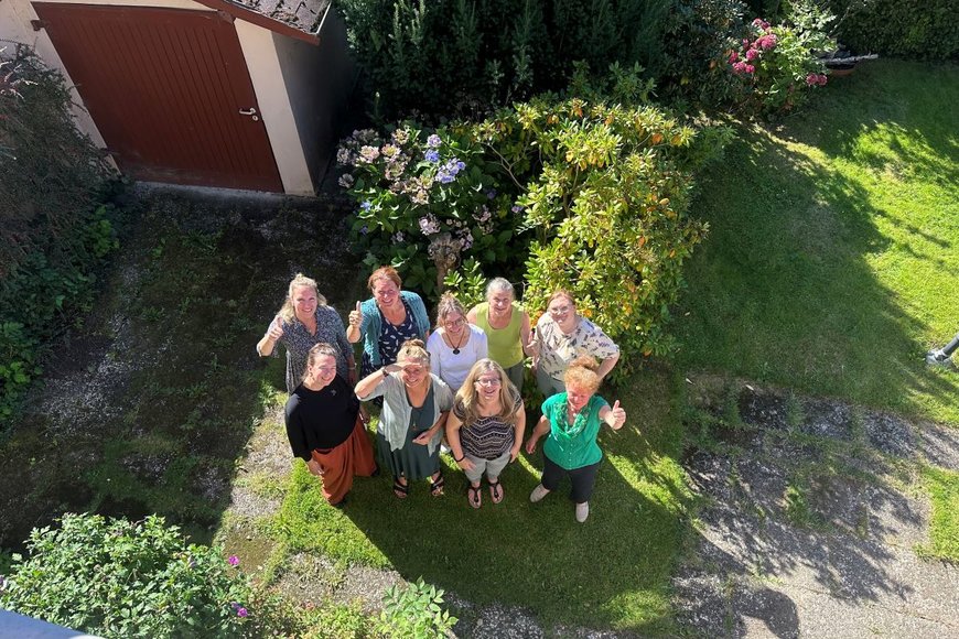 Frauen blicken mit Daumen hoch nach oben - Copyright: Herzoginnen