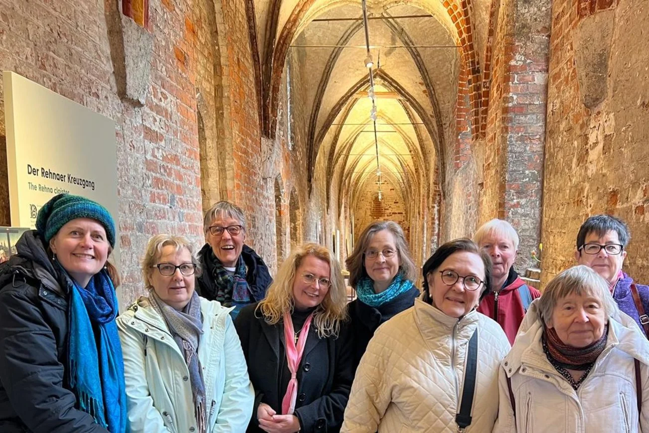 Frauen stehen im Klostergang