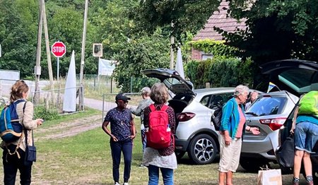 Frauen auf dem Weg zum PKW