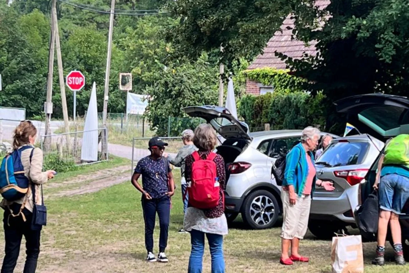 Frauen auf dem Weg zum PKW