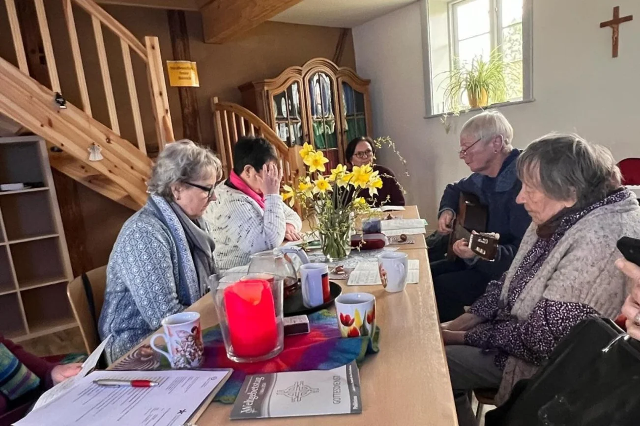 Frauen sitzen an einem Tisch 
