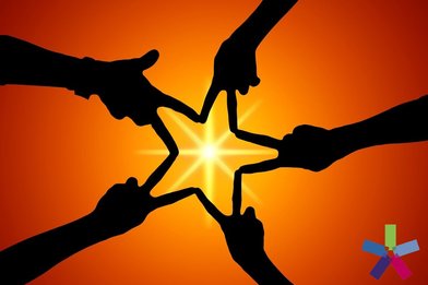 5 Hände die einen Stern in der formen, durch den die Sonne scheint - Copyright: geralt@pixabay.com