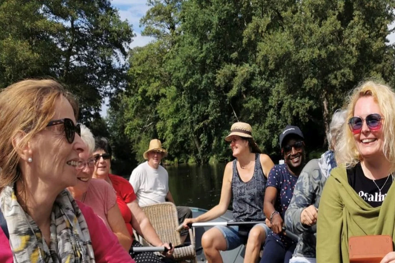 Frauen sitzen in einem Boot