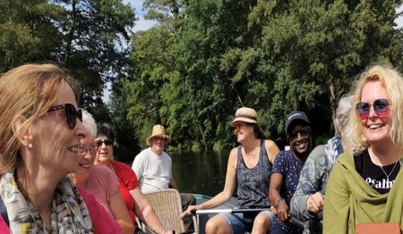 Frauen sitzen in einem Boot