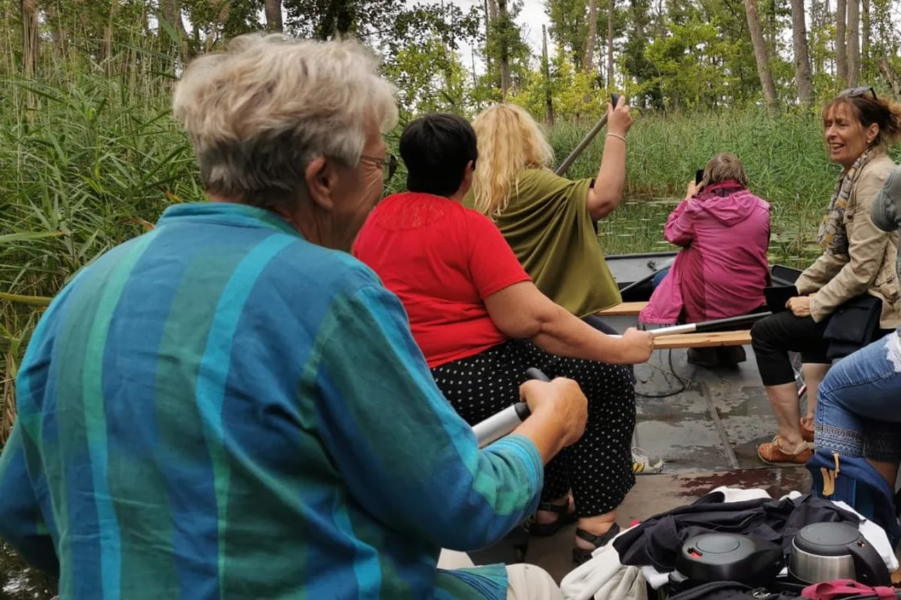 Frauen sitzen in einem Boot