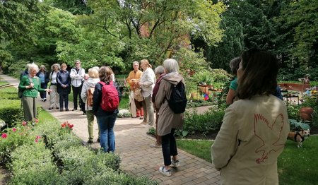 Frauen gehen auf Friedhofsweg