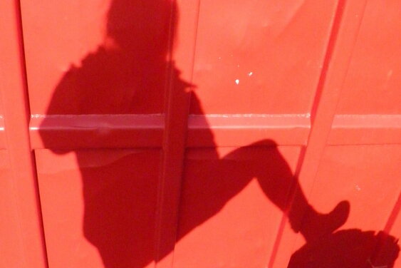 rote Treppenstufen mit Schrift auf unterster Stufe: Selbsermächtigung - Copyright: Silke Meyer