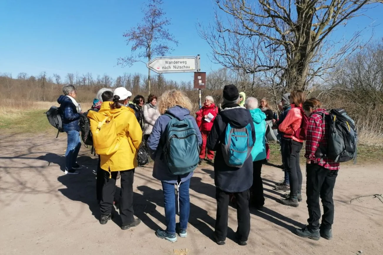 Frauen stehen im Kreis