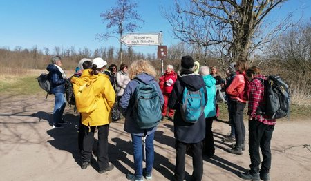 Frauen stehen im Kreis