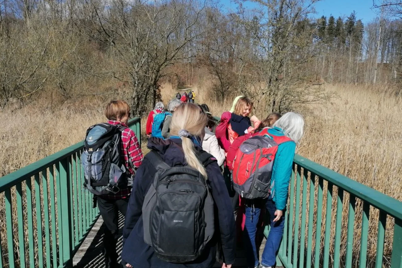Frauen stehen auf einer Brücke
