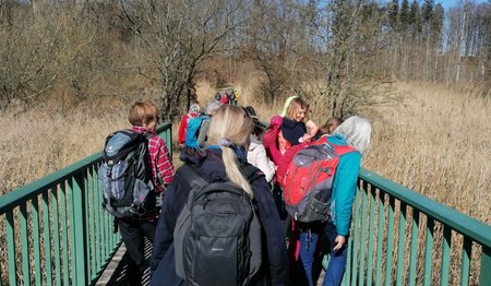 Frauen stehen auf einer Brücke