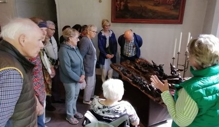 mehrere Frauen stehen