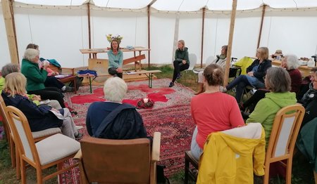 Frauen sitzen auf Stühlen im Kreis