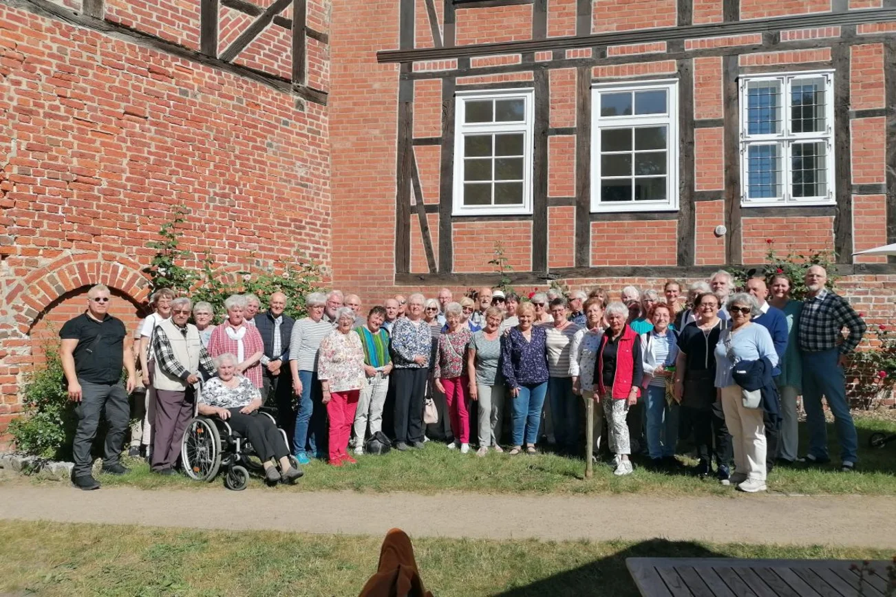 Eine Gruppe von Menschen steht vor einem Gebäude