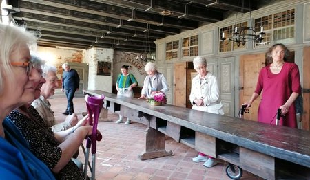 mehrere Frauen stehend