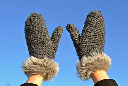 zwei Hände mit Handschuhen  - Copyright: MariaGodfrida, Pixabay