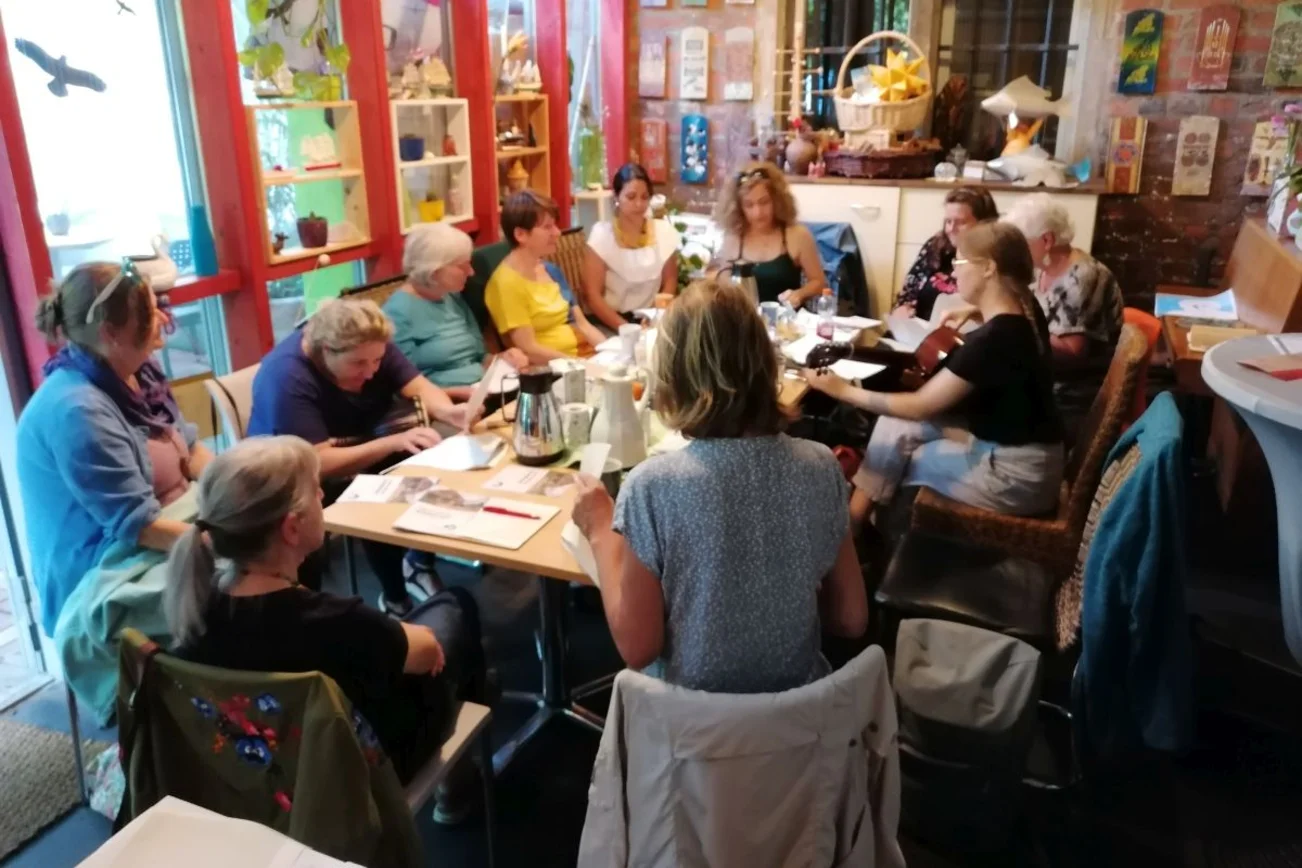 Frauen sitzen am Tisch