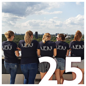 5 Frauen stehen mit dem rücken zur Kamera, auf den blauen T-Shirts steht bei allen 5 ein NEIN! in Großbuchstaben