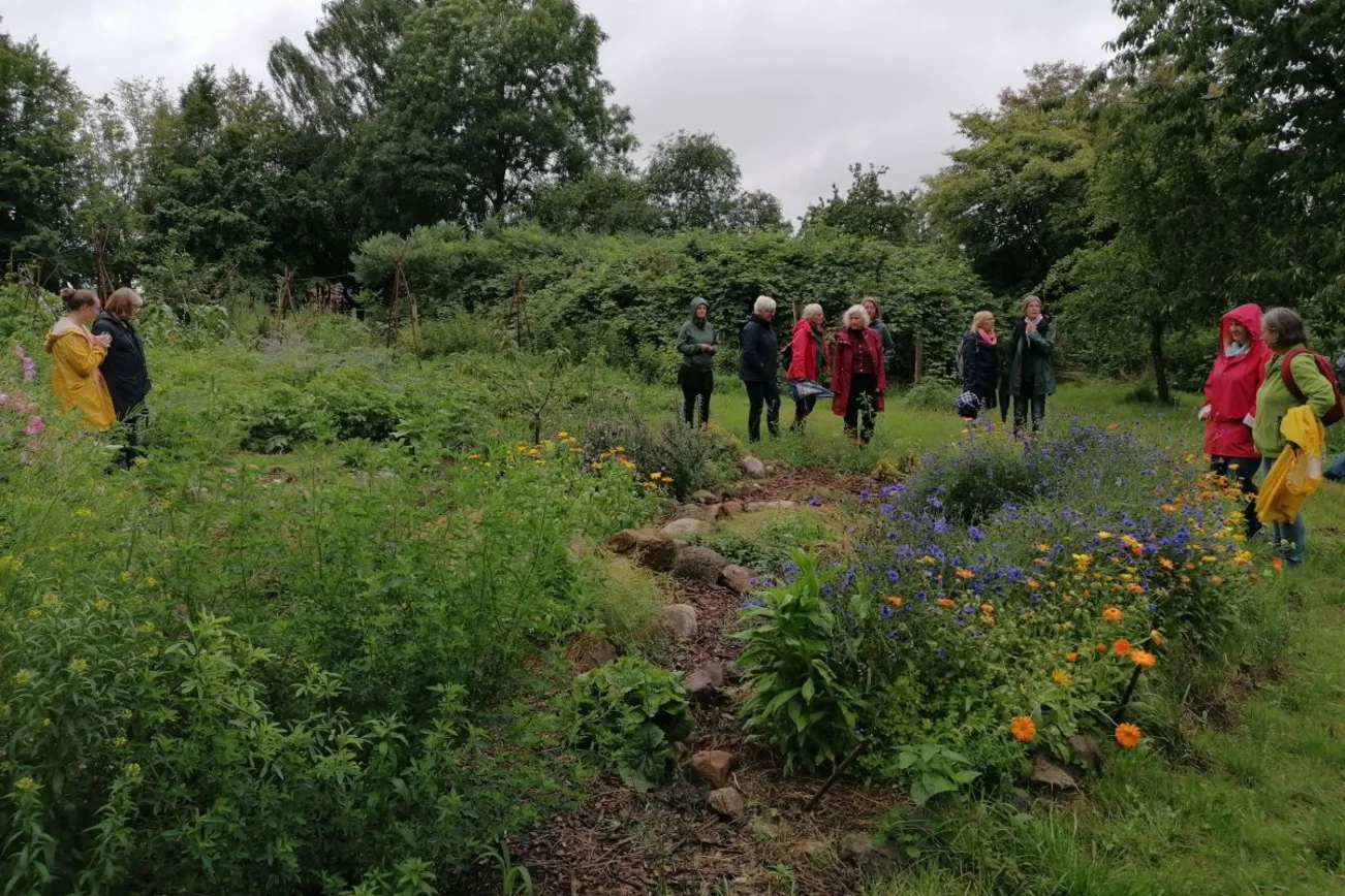 Frauen laufen durch den Garten des WandelGuts