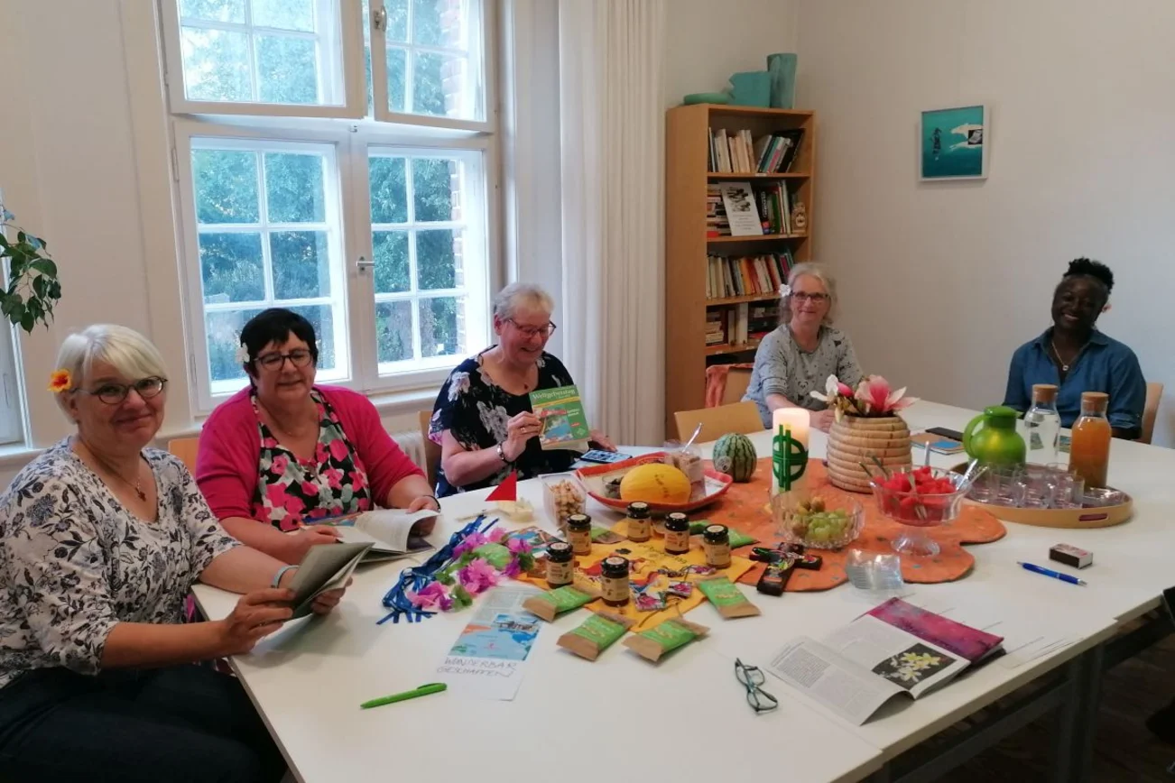 Frauen sitzen am Tisch