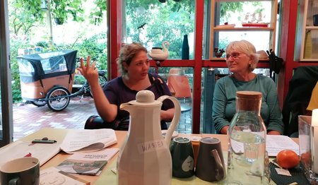 zwei Frauen am gedeckten Tisch