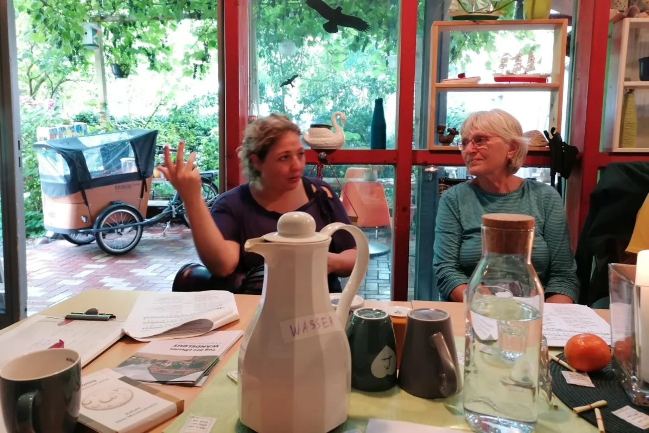 zwei Frauen am gedeckten Tisch