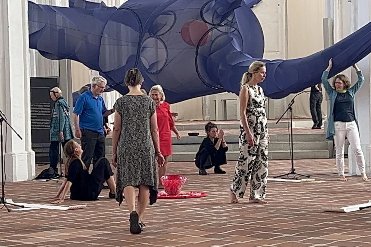 sitzende und stehende Personen in der Petri Kirche