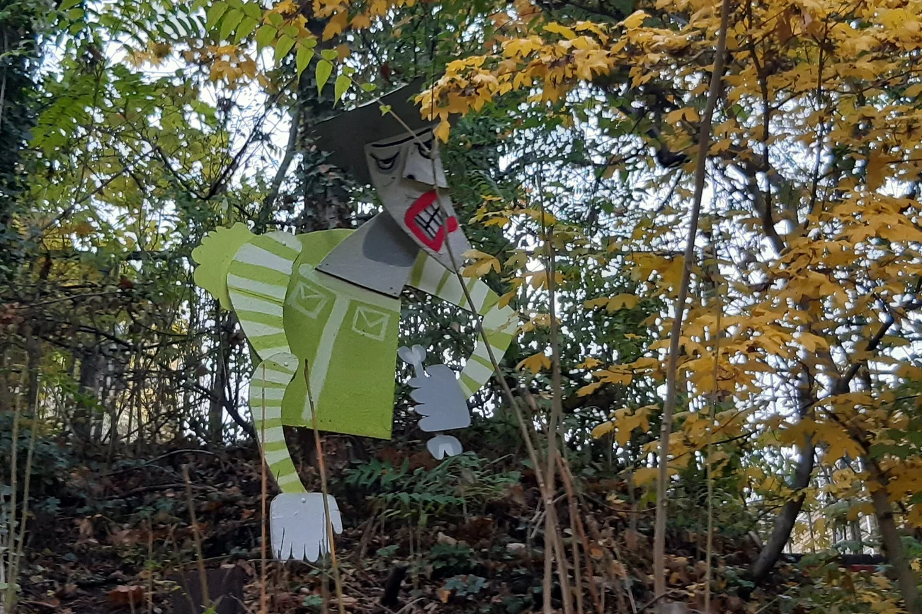 Drache hängt im Baum