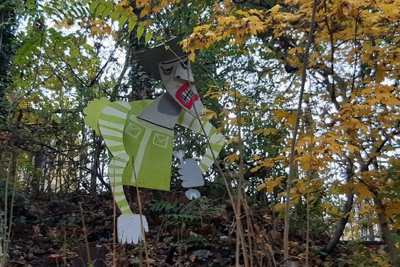 Drache hängt im Baum - Copyright: Silke Meyer
