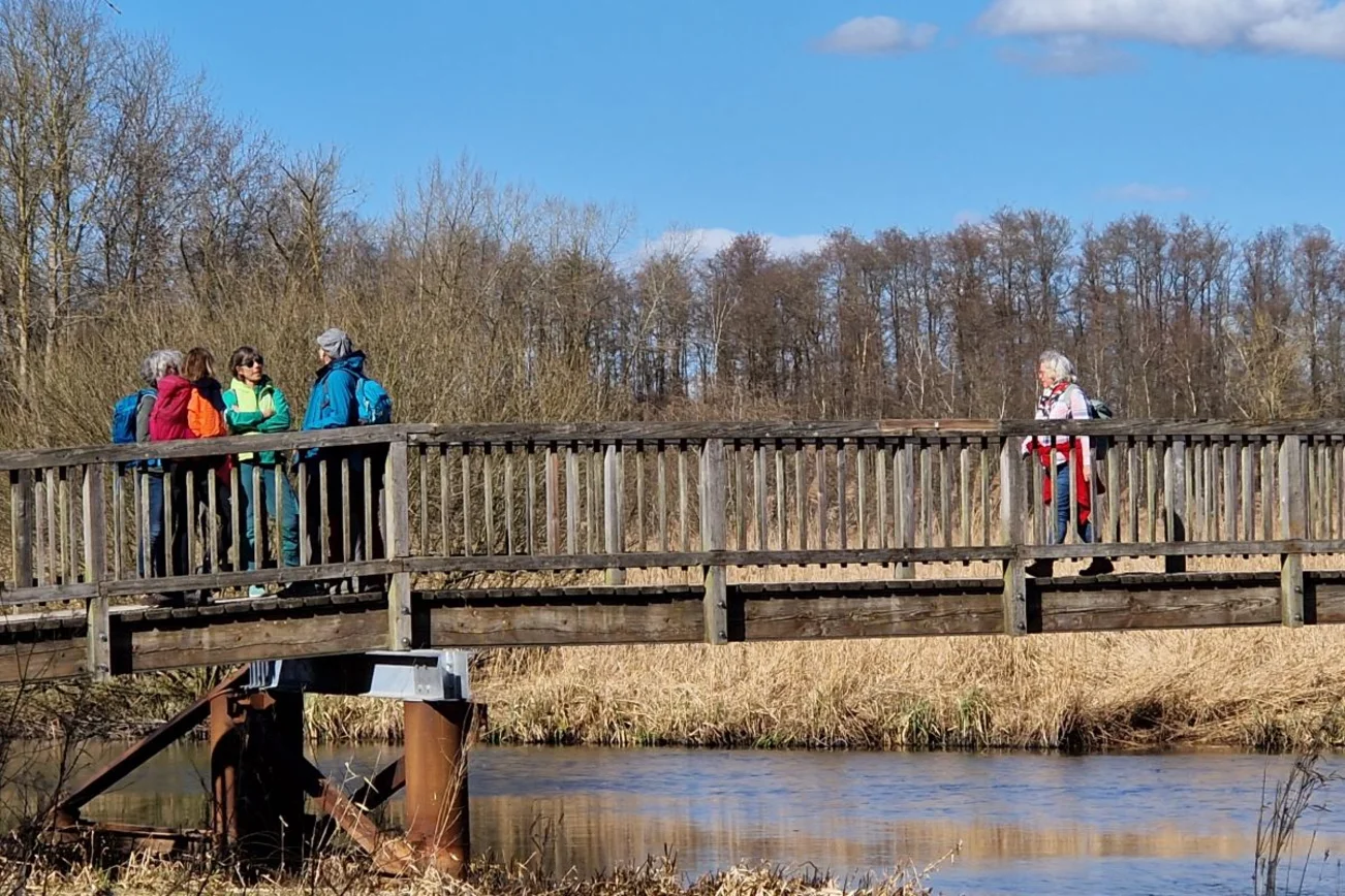 Frauen stehenauf einer Brücke