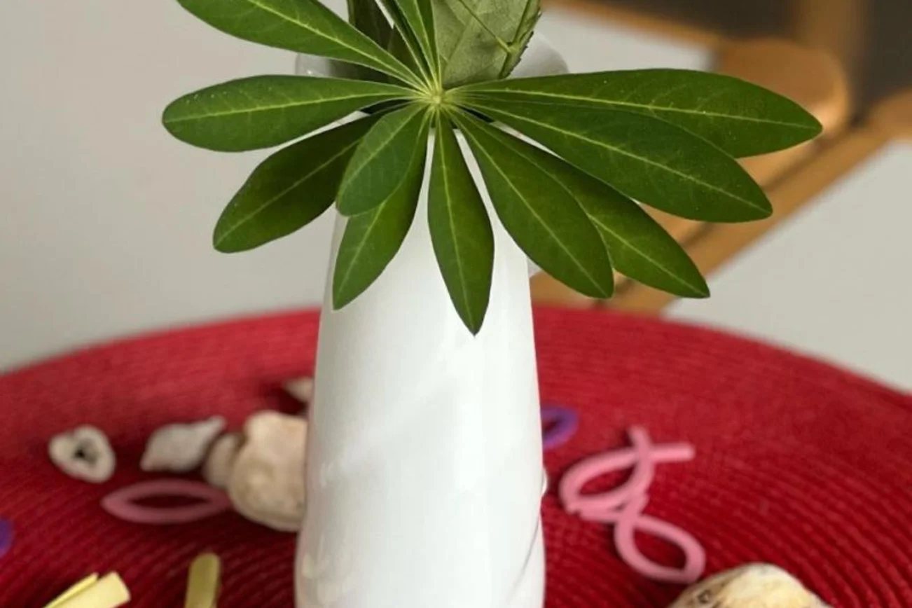 Blumenwase auf Tisch mit Serviette Schön dass du da bist