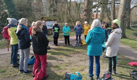 Frauen stehen im Kreis