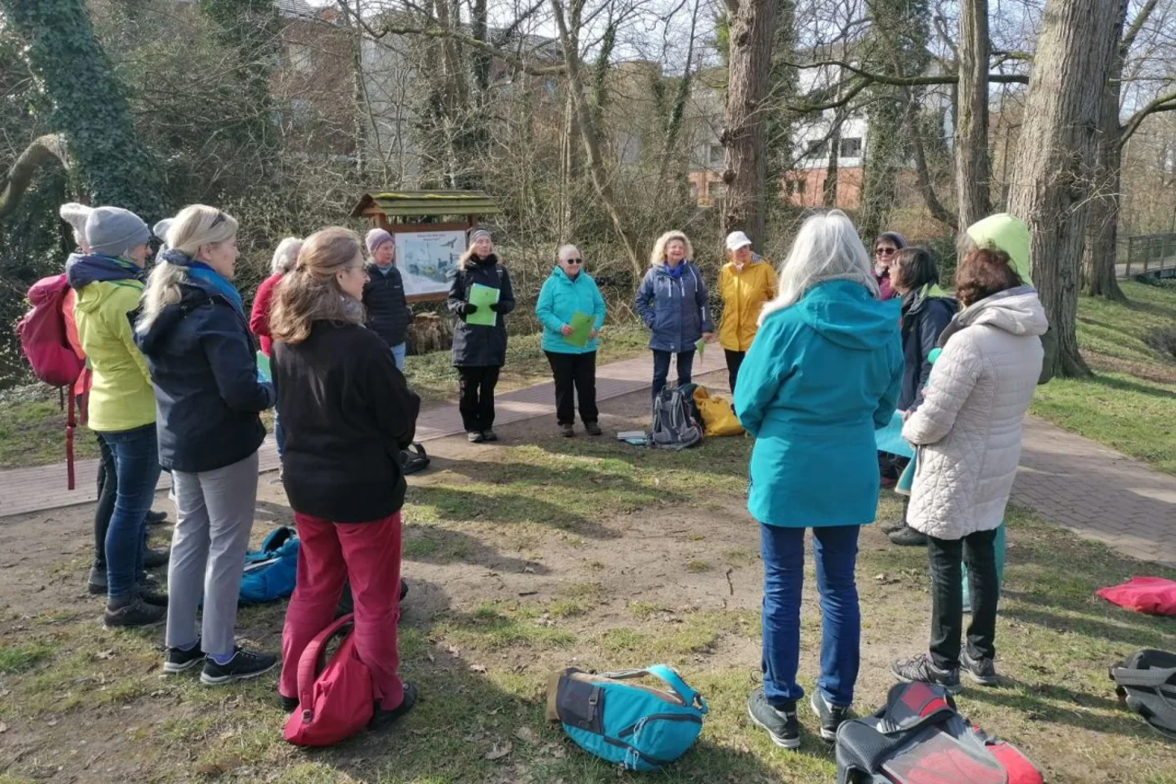 Frauen stehen im Kreis